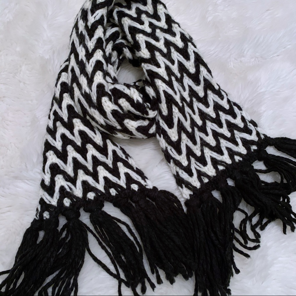 Chunky Knit Black & White Chevron Scarf